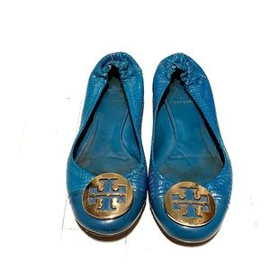 Tory Burch turquoise snake skin reva flat size 6